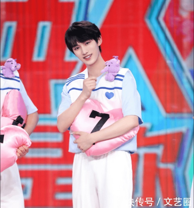 九漏鱼|爱豆文化水平堪忧！连淮伟官晒手绘卡片写错了“帐篷”，网友喊话其重新上学