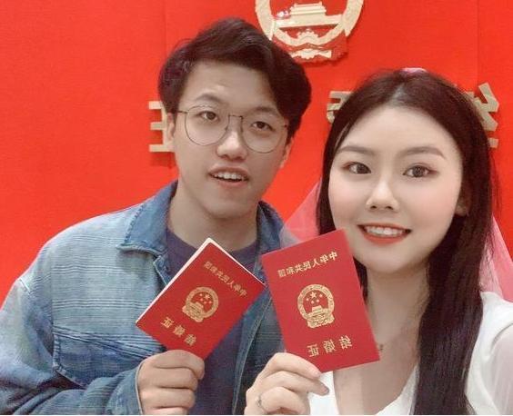 父母|同名小夫妻领证走红,工作人员以为自己看花眼,网友:孩子叫啥?