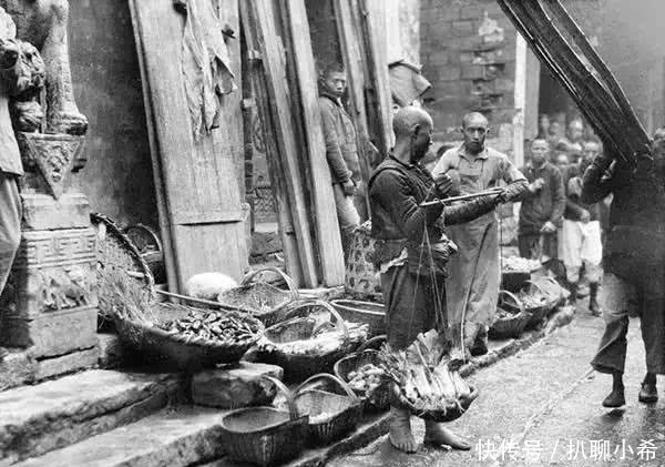 张照片|清末真实老照片:百姓生活贫困,原来雷峰塔长这样,长见识了!