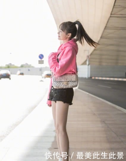 沈梦辰|秋天迟到了沈梦辰又换回了短裤,再次漏出“漫画腿”羡煞旁人!