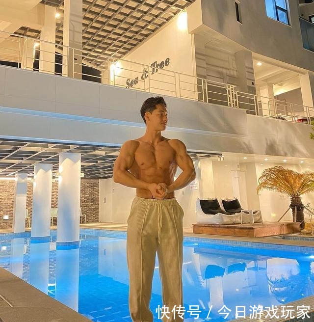 性感|肌肉帅哥上线！性感的小麦色肤色下，有质感的腹肌和人鱼线！