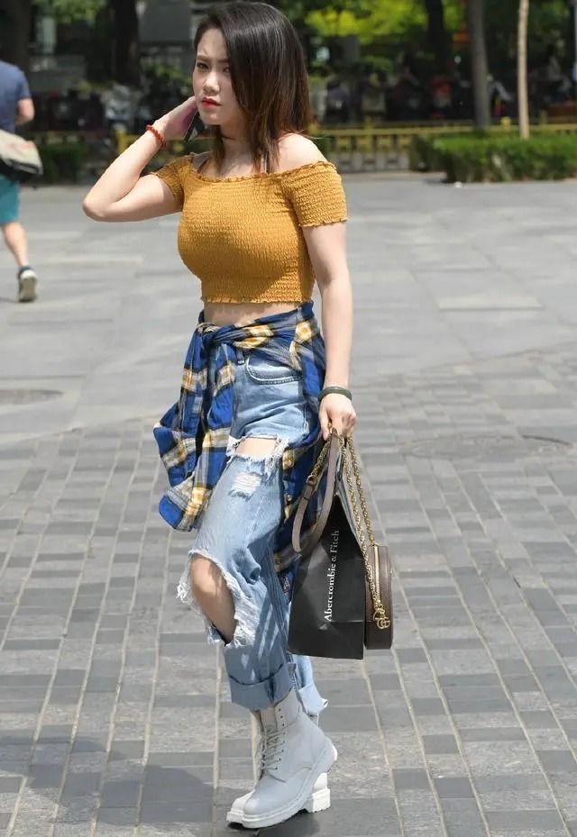 宽松 破洞阔腿裤穿出潮流的美,配一字肩小衫简约靓丽又显轻熟的美