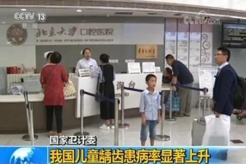 恒牙|4岁男孩牙齿几乎全黑6岁前,不要让孩子自己刷牙!