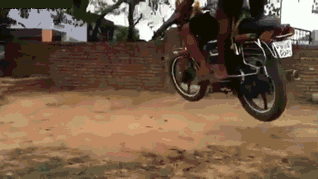 |搞笑GIF：只因在人群中多看了她一眼 结果在医院住了一个月