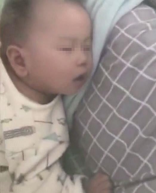 宝妈|搂着娃睡觉,半夜起身发现孩子丢了,宝妈开灯后,忍不住笑着拍照
