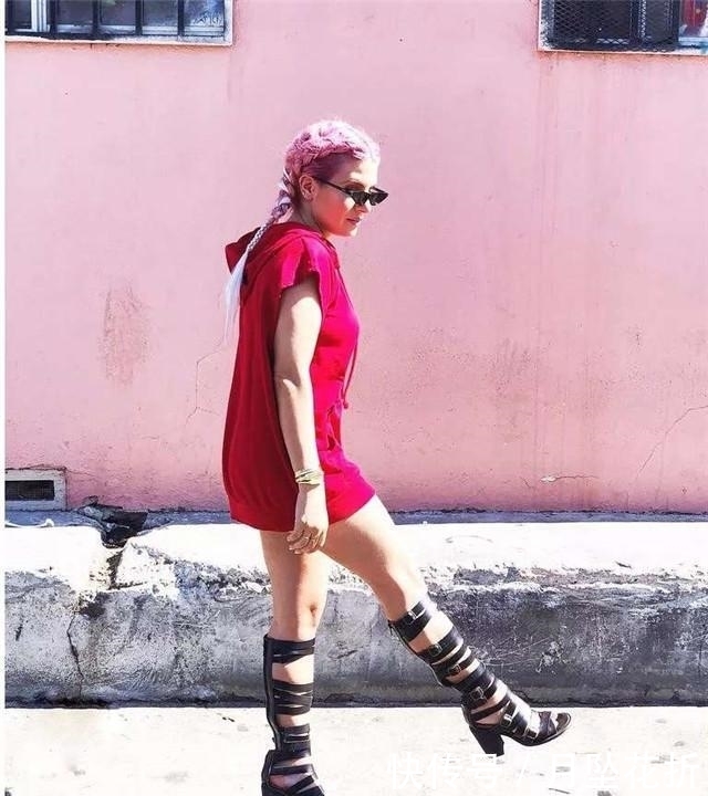 款式|女人要是过了50,不管穿裙子还是裤子,少穿这4双鞋,邋遢没气质