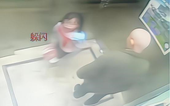 坏人|女孩在电梯里遇到“坏爷爷”,神走位躲开咸猪手,父母教育是关键