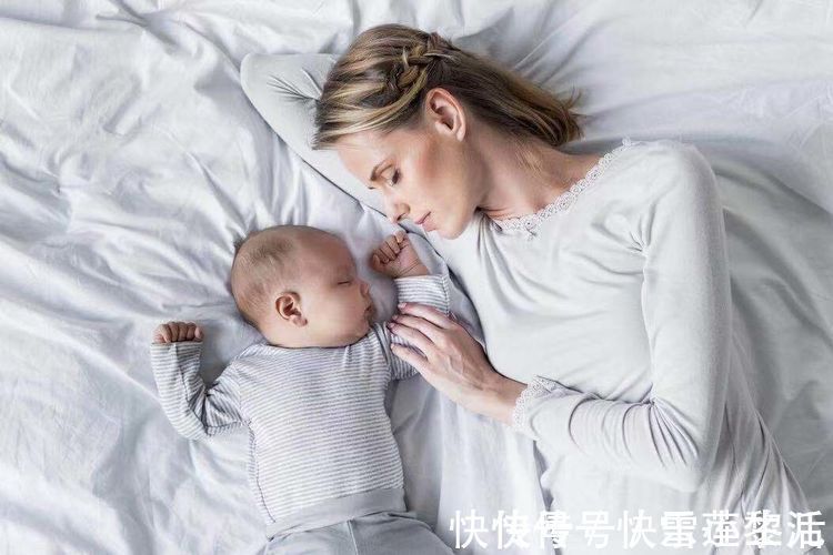 被子|宝宝睡觉喜欢高举双手？妈妈莫放回被子里，原因知道吗？