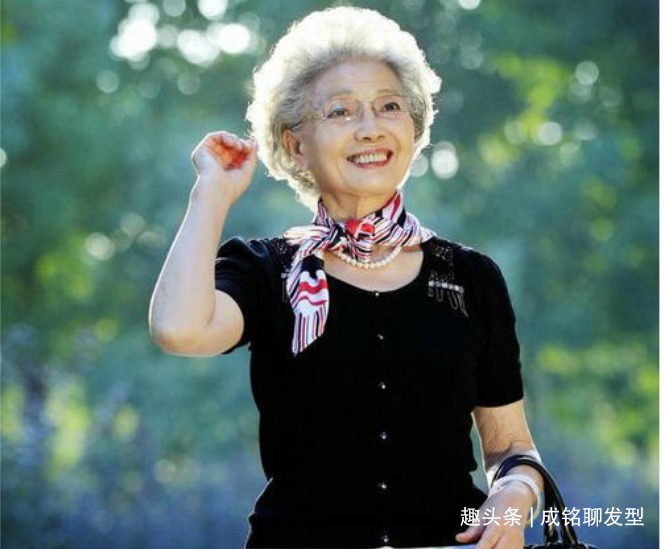老年 年过五十最好别留这三种老年款发型,不仅大妈感十足,还显老十岁