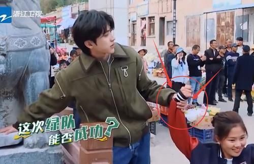 女粉丝|做游戏牵女粉丝的手,对比蔡徐坤成毅,暴露男明星真实修养