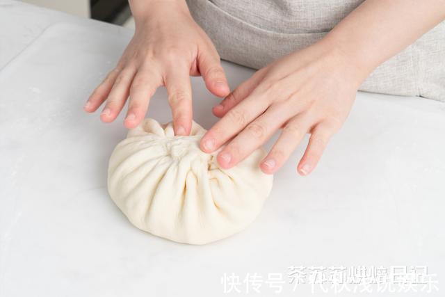 温开水|1个香蕉,1碗芝士,绵软拉丝的香蕉芝士饼就出炉啦