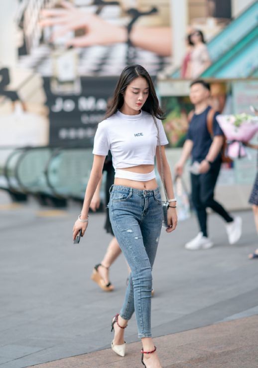 街拍：时尚靓丽的小姐妹，身姿姣好曲线优美