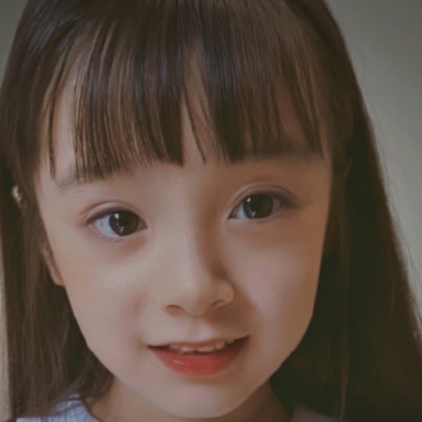 被易烊千璽抱過，薛之謙親過，華晨宇寵過的女生長(zhǎng)大了！