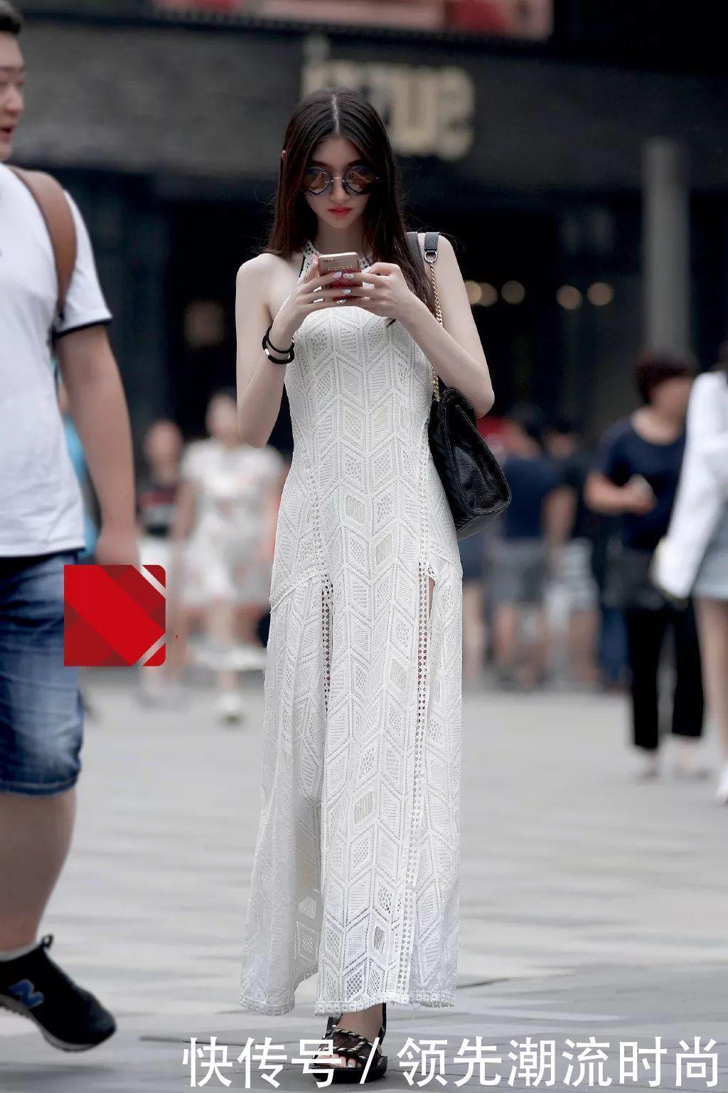 街拍：身材纤细的小姐姐，身穿白色连衣开叉裙好美，仙女气十足！