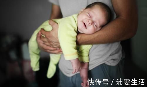 喂奶|“抱着睡得香,一放就醒”,到底什么原因?宝妈来学学这么做