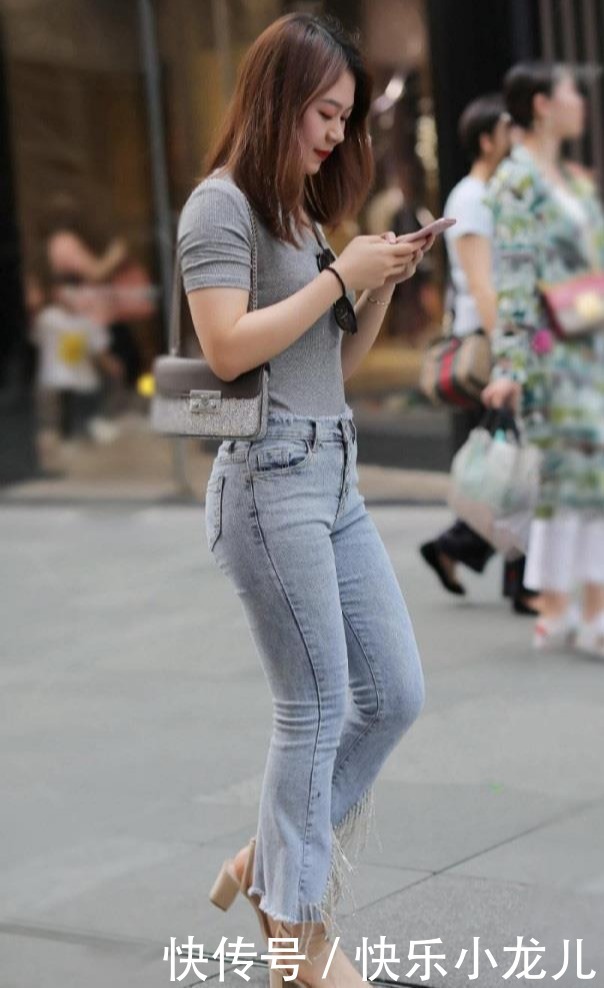 性格的牛仔裤穿搭,展示出你想要的前卫感