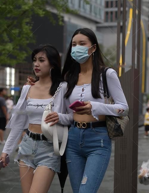 贴身|小姐姐穿紧身牛仔裤,搭配白色贴身上衣,性感时尚又迷人