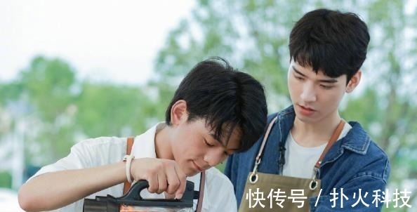 龚俊做菜状况百出，油四处飞溅手差点烫伤，处理方式令人心疼