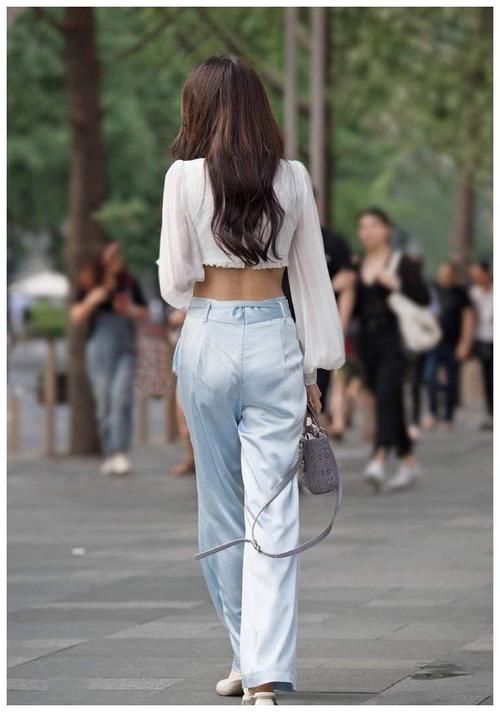  费劲|美女穿搭：短打上衣让你优雅得毫不费劲，玲珑十足