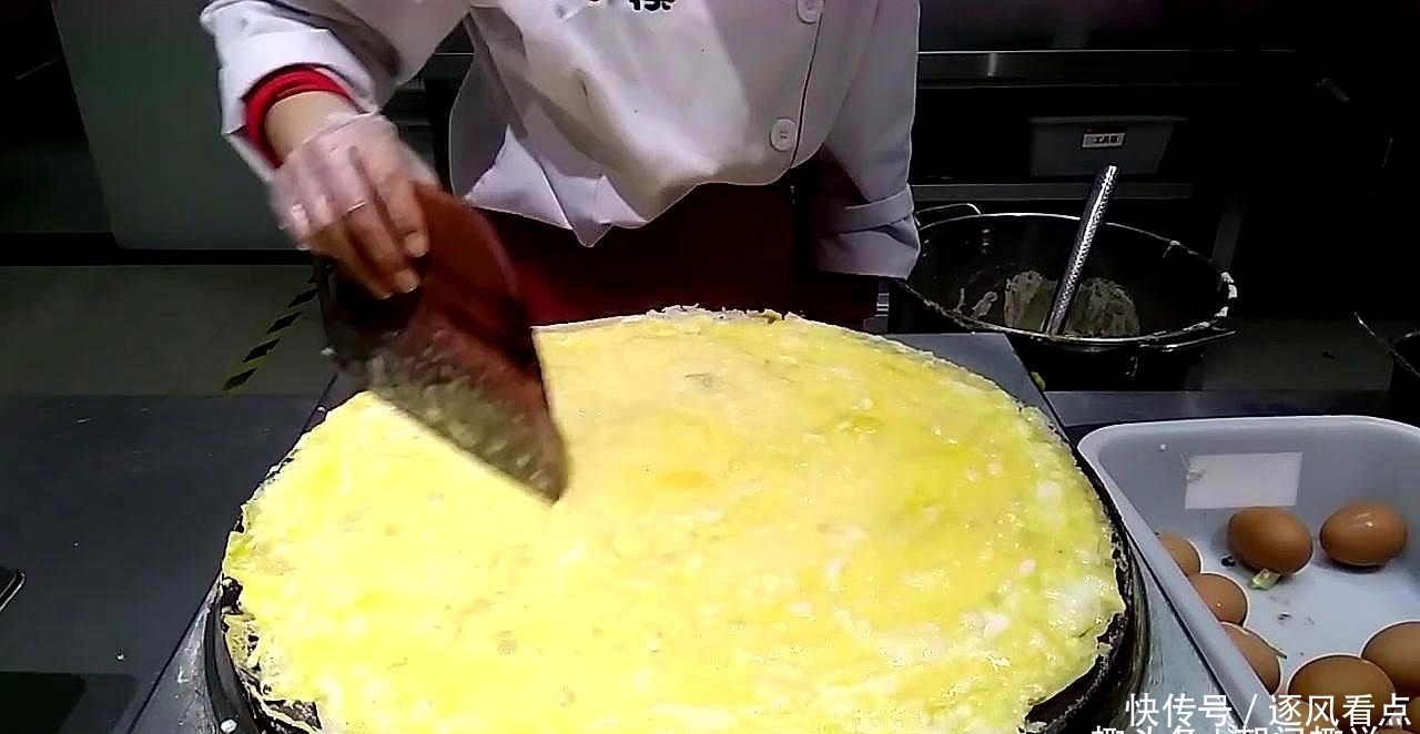 老板|男子吃煎饼果子,要加17个鸡蛋,老板称赔本的生意!