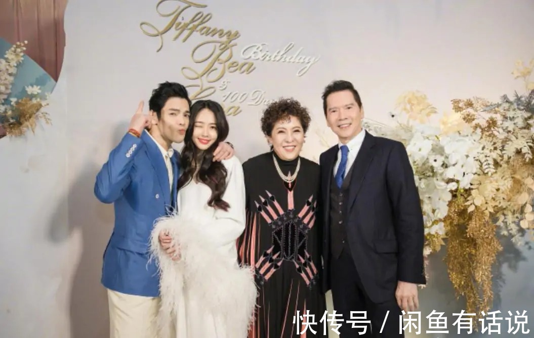 泡面卷|向太越来越时髦，穿那么花的裙子还烫“泡面卷”，不土反而挺洋气