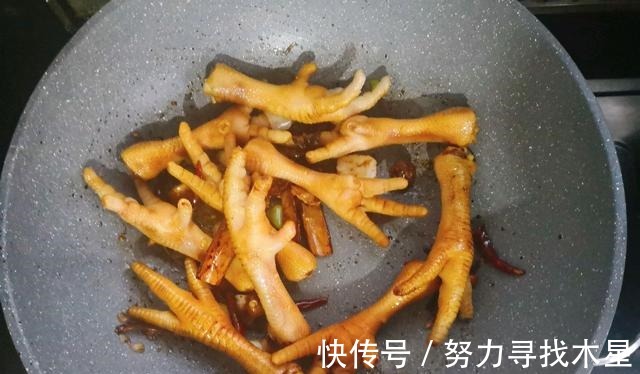 卤鸡脚|自己在家做卤鸡脚，Q弹可口，制作简单又好吃！