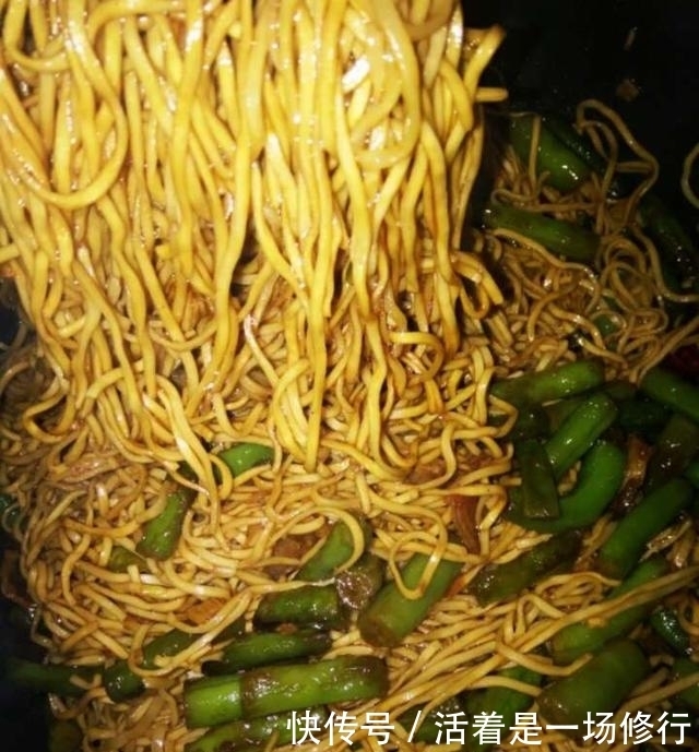 面食|老妈的焖面做成这样,香的流口水,一人一碗不够吃