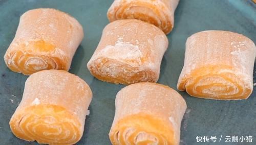 今天要教给大家一个红薯不一样的新做法,红薯糕的做法,好吃还不会上火