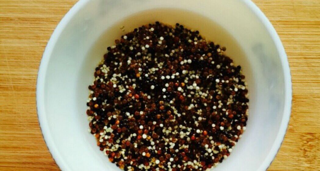 熬小米粥时，不要只加水，多加些“它”，营养价值翻倍，粥更香