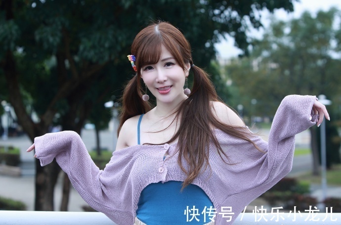 吊带背心 小姐姐身穿蓝色吊带背心,搭配休闲短裤,看上去很时尚很可爱