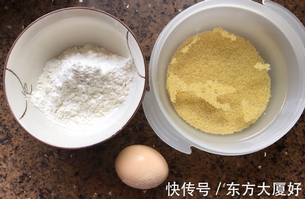 小米别再煮粥了,教你这个新吃法,加1个鸡蛋,好吃解馋