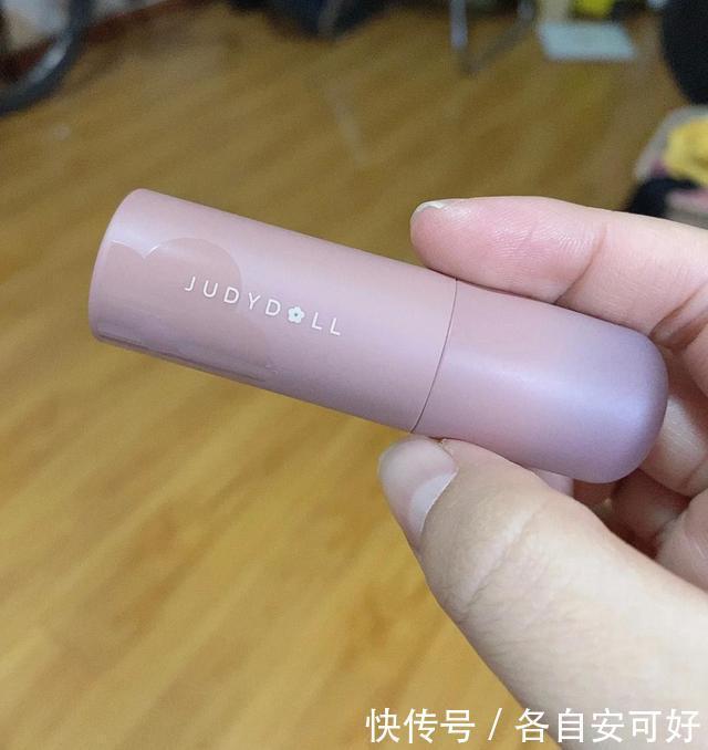 国货口红“真不行”完美日记被吐槽,花西子风评差,难怪用大牌