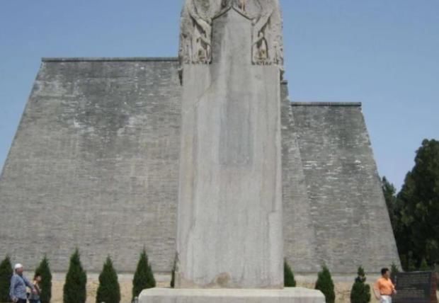 无人|武则天墓前有61个无头石人，自古无人能懂，却被两位农民破解