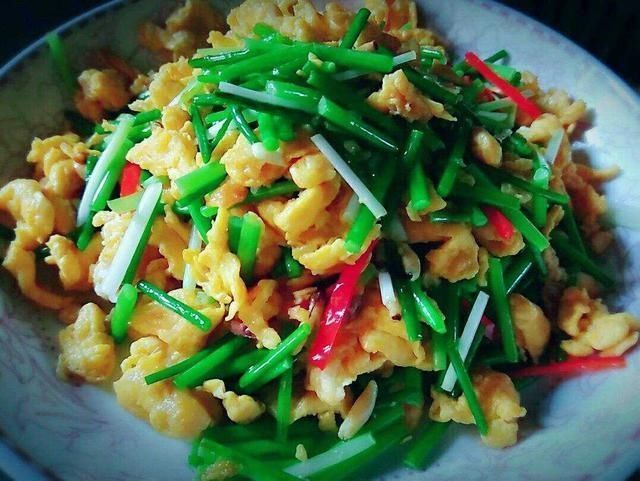 学会这样做酸辣炒韭菜,色泽诱人且香味扑鼻,让人垂涎不止