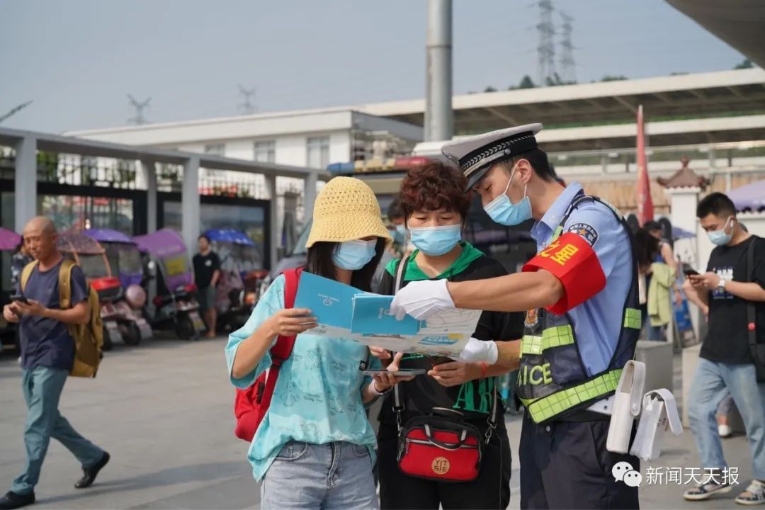 游客|给乐山民警点赞！外地游客拍视频表白“警察叔叔最可爱”！