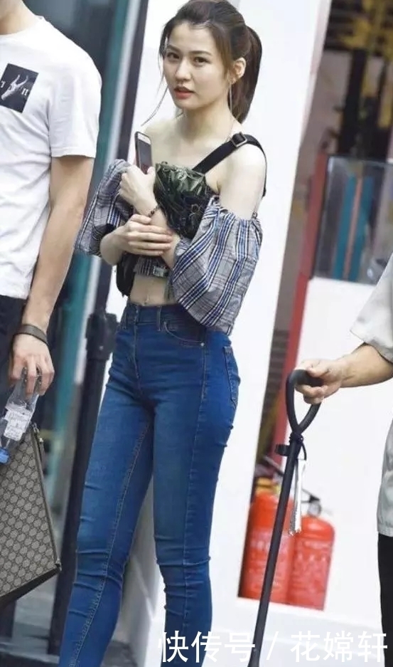 美女一袭蓝色长裙,惊铯的容貌,网友 有妖气