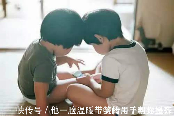 弟弟妹妹|哥哥写作业被干扰,无奈将捣乱妹妹“封印”在书桌上,网友:无情