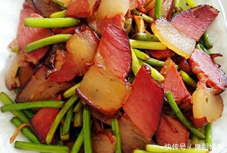 炒蒜苔时,切好了别直接炒!30年大厨教你一招,蒜苔青翠还入味儿