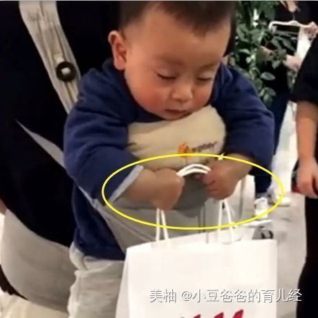 妈妈|宝宝帮妈妈拎袋子,困得快要睡着了也没松开,相当有责任感啊