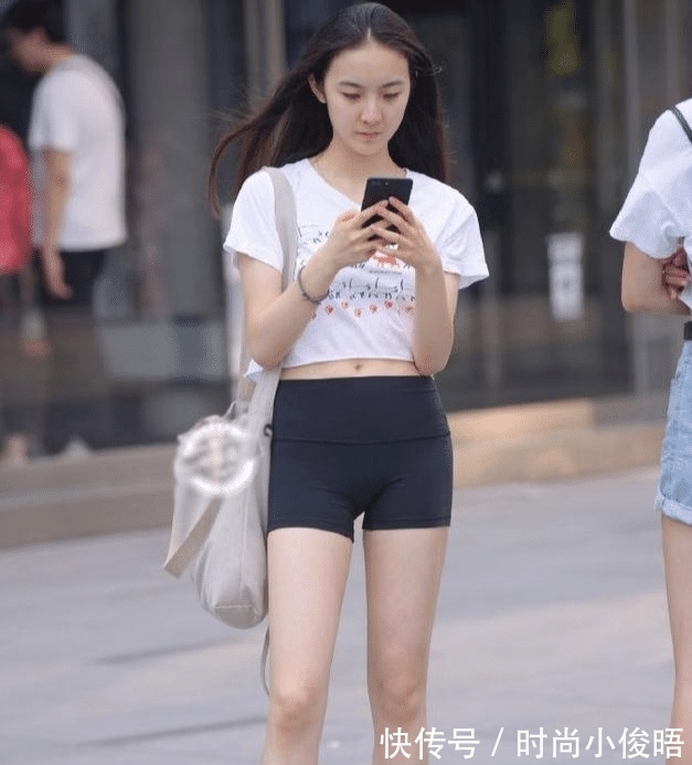 div “无痕”的瑜伽裤,搭配印花小短T,轻松营造大长腿,个性十足