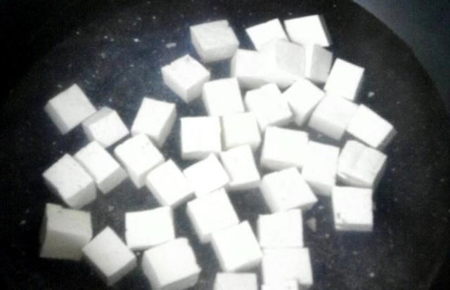 烧开|麻婆豆腐怎么炒不碎？用上两招，豆腐完整不碎更入味