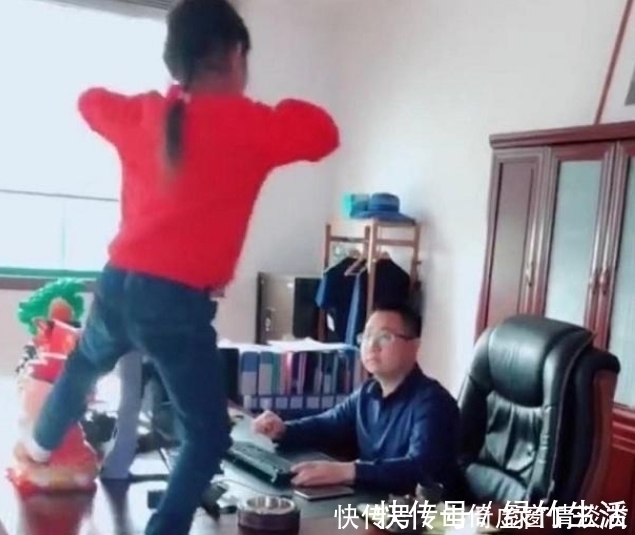 小姐姐|总裁奶爸带女儿去上班,女儿在办公桌上跳舞,奶爸却这样做!