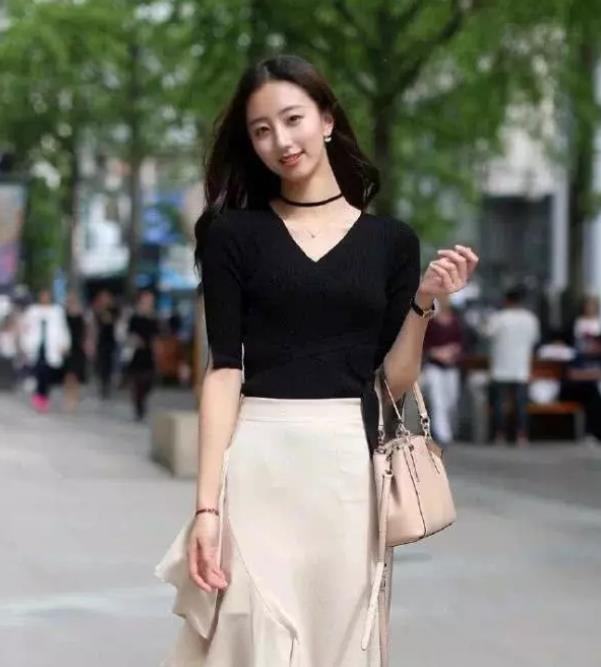 街拍:小姐姐身材玲珑,牛仔裤搭配修身背心,简洁大方美观