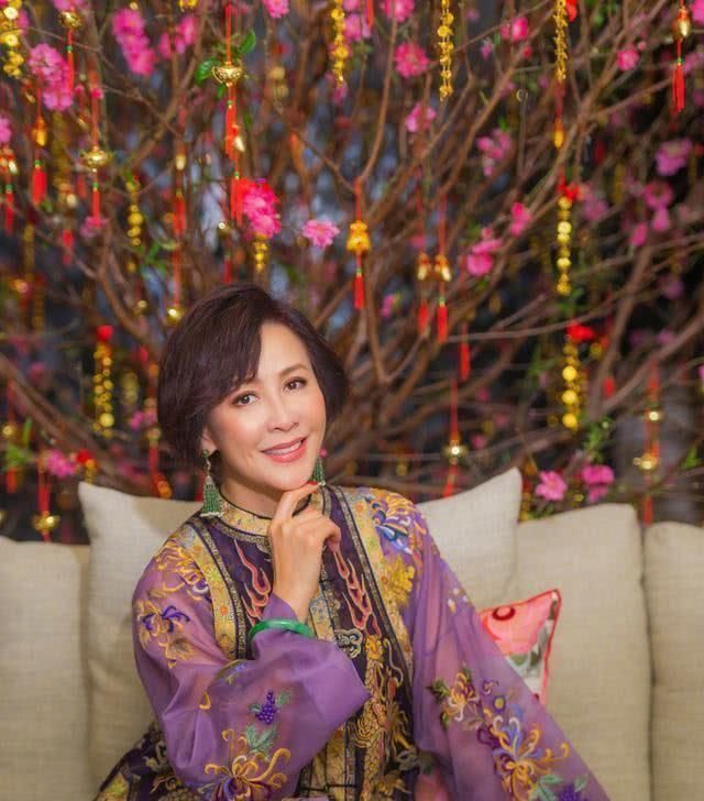 50岁左右的女人，这几种明星发型，显气质还减龄