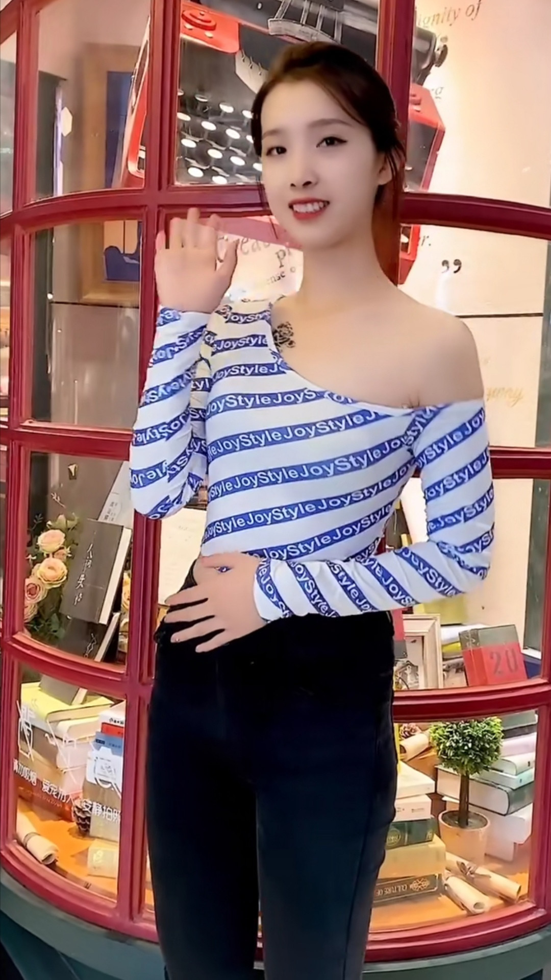 斜肩长袖紧身T恤搭牛仔裤, 字母花色与牛仔纯色的绝配!