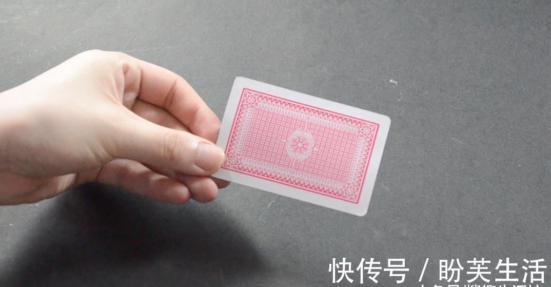 用旧的扑克牌别再扔了, 剪几刀, 粘在厨房里超实用, 人人见了都夸好