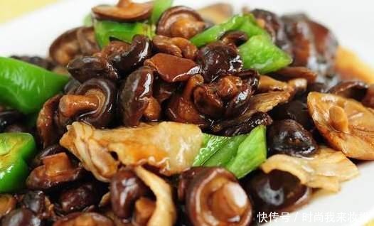 炒香菇时,有人焯水,有人直接炒,分享正确方法,香菇鲜香又入味