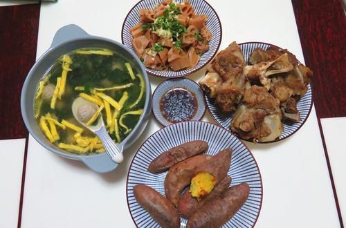 一家三口吃饭,我准备了两菜一汤,老公说比吃大餐还要舒服!
