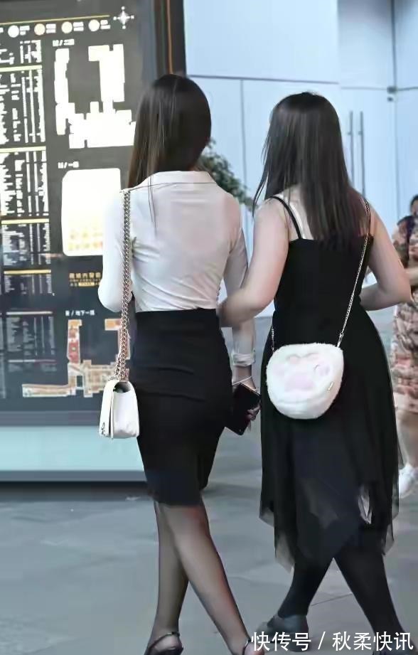 衬衫 美女身穿白衬衫搭配黑短裙，如此简单又经典的搭配，依然那样美