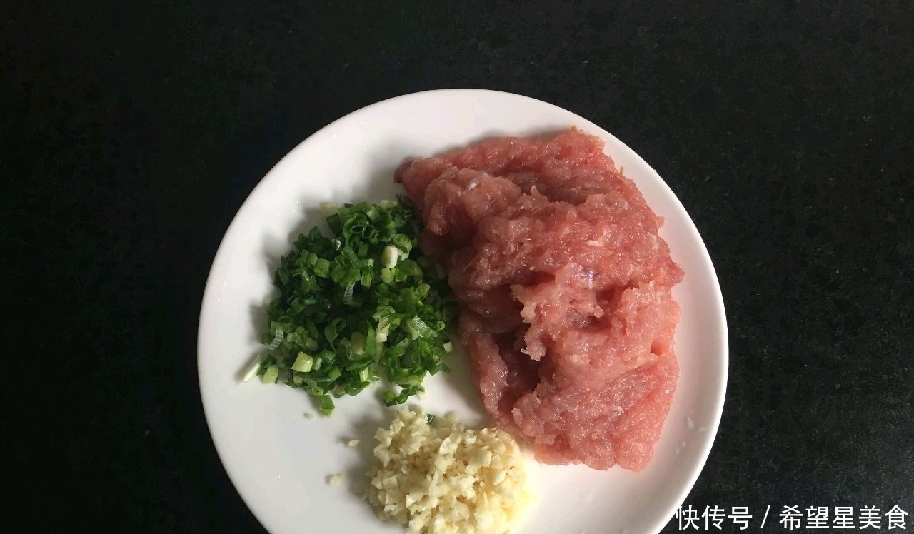 大米别只会蒸米饭了,加半斤肉,几瓣蒜,做好鲜香味美,颜值高